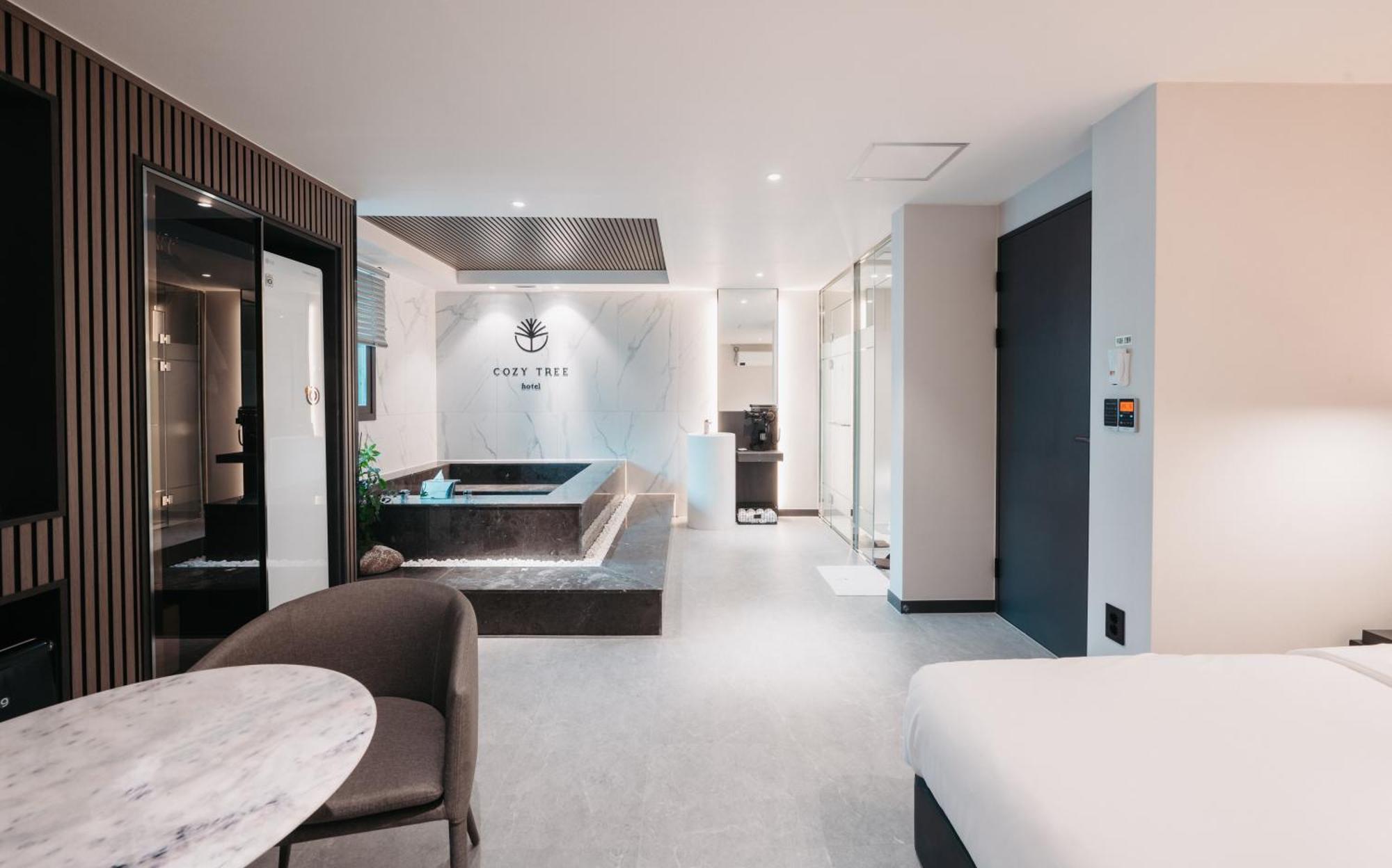 Cozy Tree Hotel Seomyeon ปูซาน ภายนอก รูปภาพ